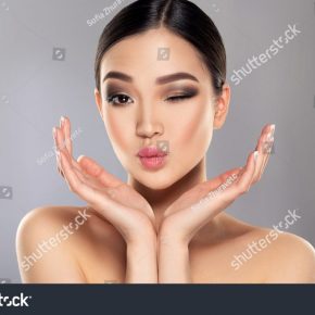 Height: 5' 11
                        
 Bust: 32FF
                        Waist: 26
                        Hips: 36
                        Dress: 10
                        Shoe: 7