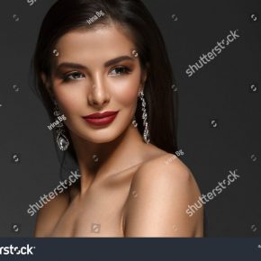 Height: 5' 09
                        
 Bust: 32F
                        Waist: 26
                        Hips: 35
                        Dress: 10
                         Shoe: 6