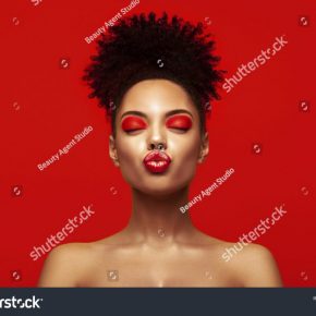 Height: 5' 09
                        
 Bust: 32F
                        Waist: 26
                        Hips: 35
                        Dress: 10
                         Shoe: 6