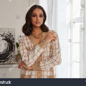 Height: 5' 09
                        
 Bust: 32F
                        Waist: 26
                        Hips: 35
                        Dress: 10
                         Shoe: 6